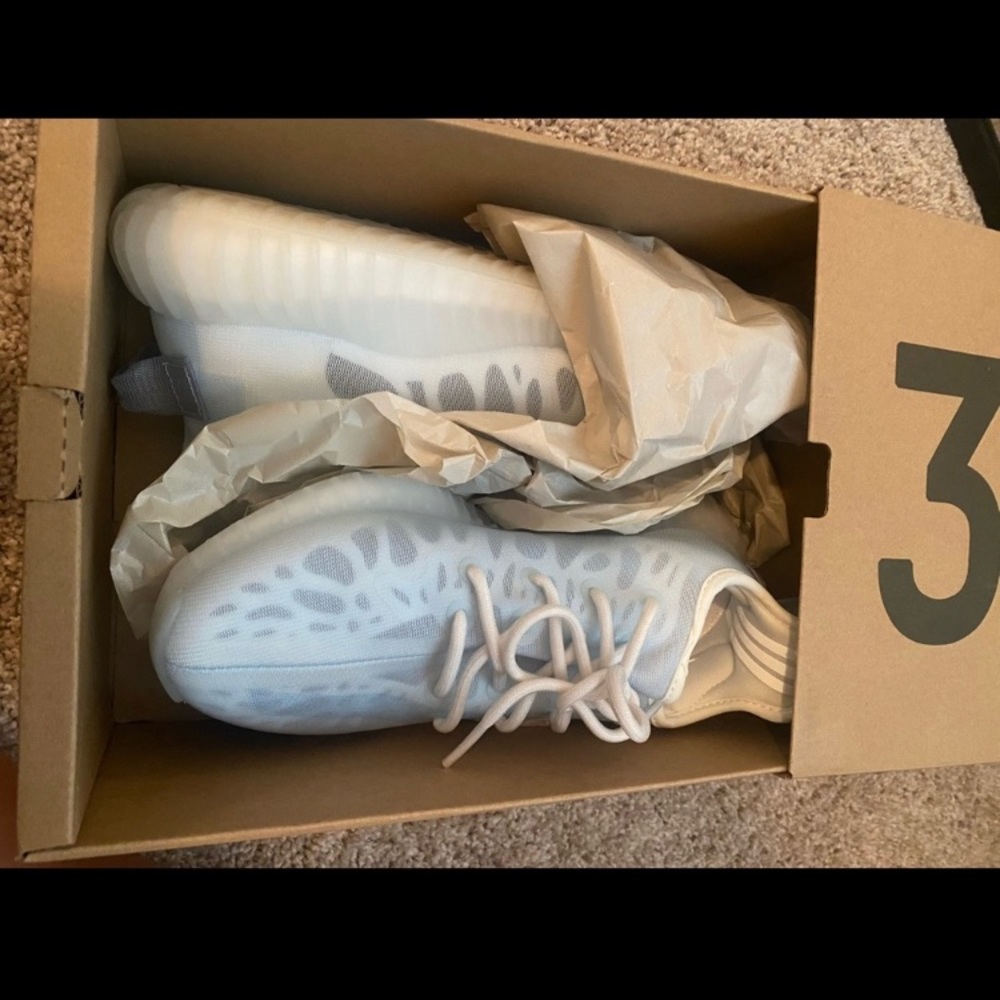 $145 - Yeezy Mono Ice w/original box - size 6 Male